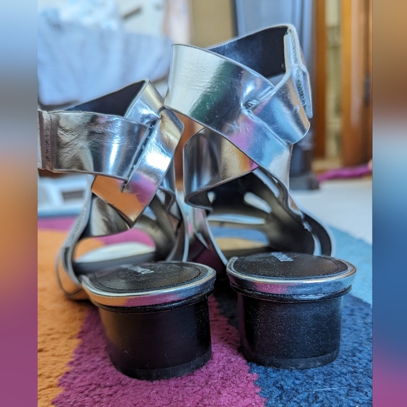 Silver Chrome Sandals Low Heels By Donald Pliner Size 6 - Picture 6 of 7